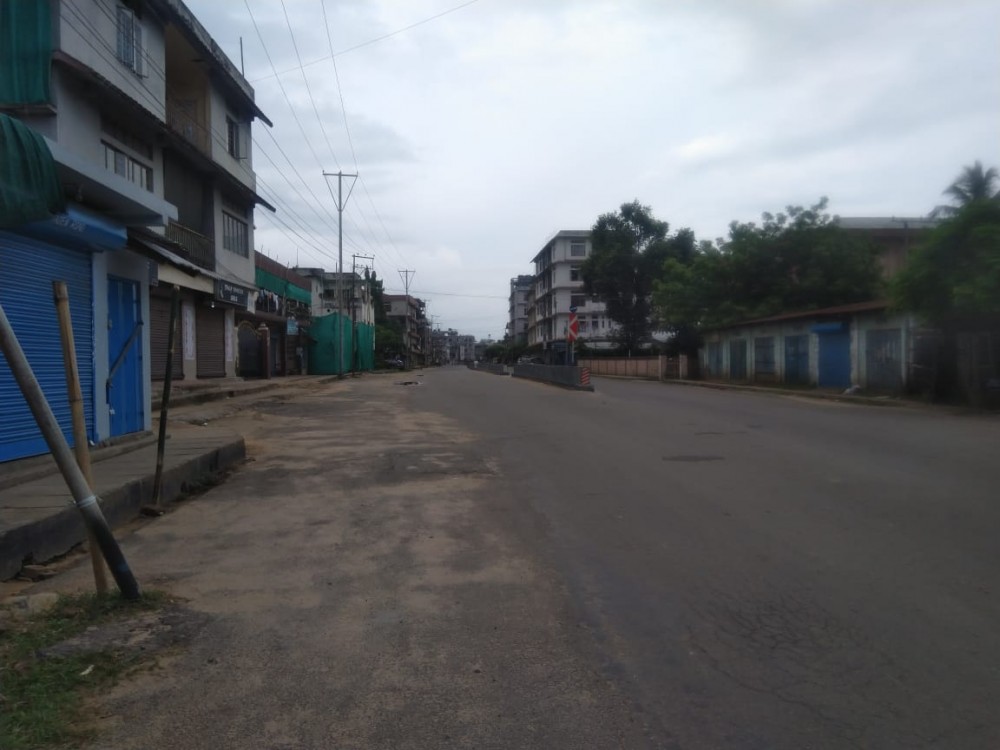 The busy Tajen Ao Road near the Duncan Bosti and Fellowship/Supply Colony intersection wears a completely deserted look as the 8-day total lockdown comes into effect in Dimapur on July 26. The lockdown was imposed, among others, to enhance active surveillance and to ensure comprehensive contact tracing. (Morung Photo)